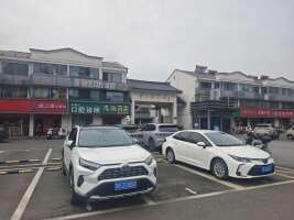 阳山镇农贸市场停车场（东和西）