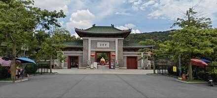 顺峰山公园西门停车场