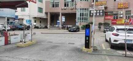 银辉假日酒店停车场