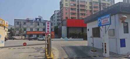 石龙里美食街停车场
