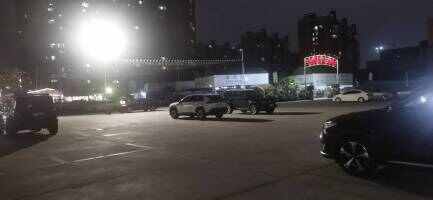松园休闲花卉集市停车场