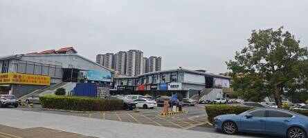 云汉国际轻纺城停车场