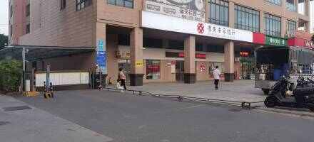 蓝天花园停车场