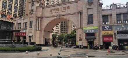 城市假日E区停车场