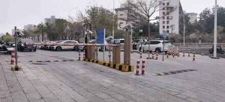 阳光花园商业街停车场