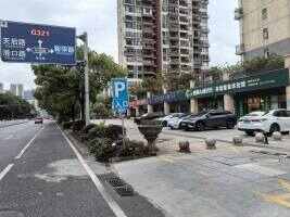 嘉信富地广场停车场