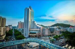 麦地天悦大酒店停车场