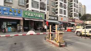 枫林雅都外围停车场