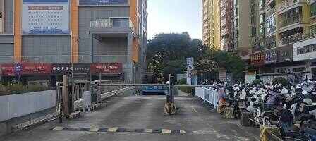 教师新村停车场