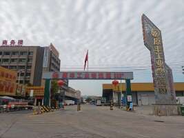 原丰物流园停车场
