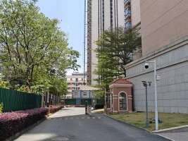 东泮居地库停车场