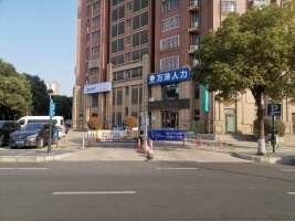枫逸人家外围停车场