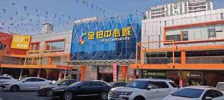 金铂中心广场停车场