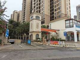 万麓湖停车场