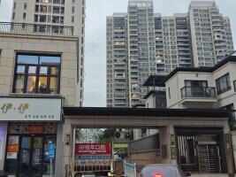 彩颐臻品公寓停车场