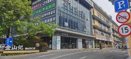 利信中心停车场