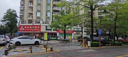 阳光花地南门外围停车场