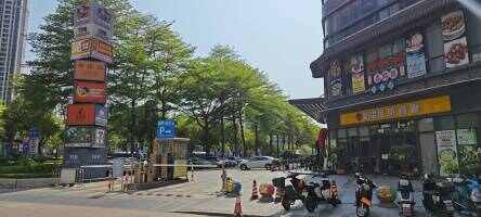 富元中润广场停车场