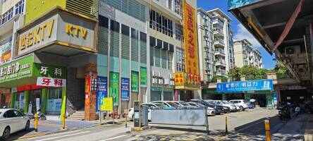 金海岸花园外围停车场