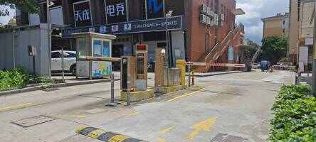 东润华庭外围及领寓停车场