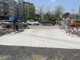 三角镇富康路停车场