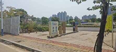镇一村空地停车场