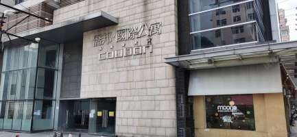 侨邦国际公寓停车场
