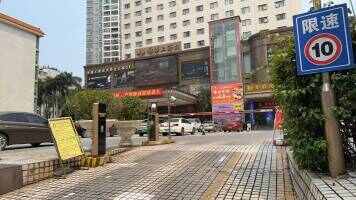锦华酒店停车场
