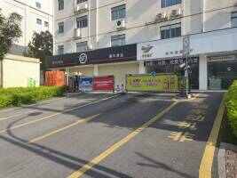荣港城停车场
