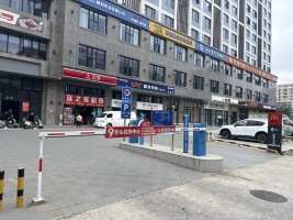 翡翠天汇地下停车场