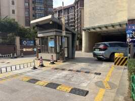 王府井恩祥生活广场停车场