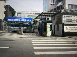 成都少体校羽毛球馆停车场