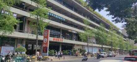西村大院负一层停车场