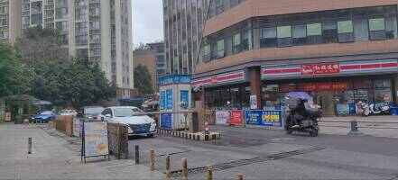 中铁西城新天地停车场