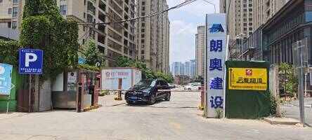 中昆医大广场停车场