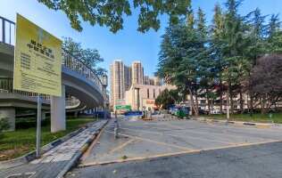 居然之家中联至尊店停车场