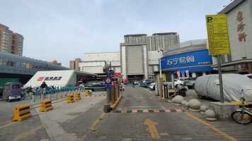 土门商厦停车场