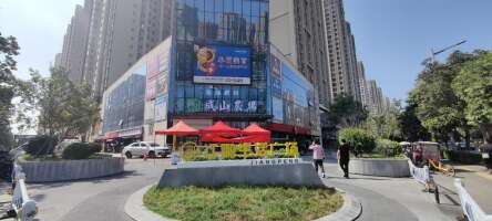 江鹏生活广场停车场