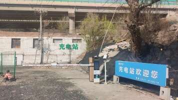 陇山停车场