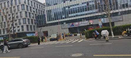 拱丰大厦停车场