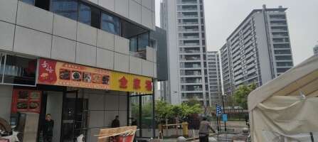郡庭综合大楼停车场