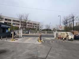 星华实验学校公共停车场
