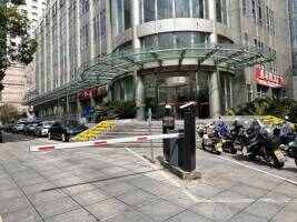 华宏国际中心地面停车场