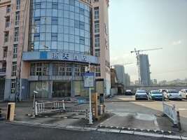 沧海路汉庭酒店停车场