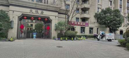 天琅府外围停车场