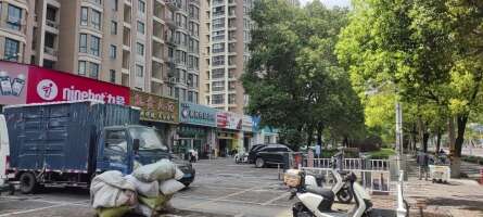 盛世华城外围停车场