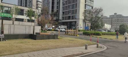 涌宁府西门停车场