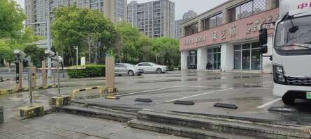环球城公寓公共停车场
