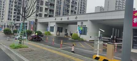 新骆盛府停车场（内有充电桩）