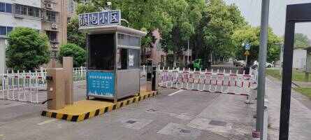 镇电小区停车场